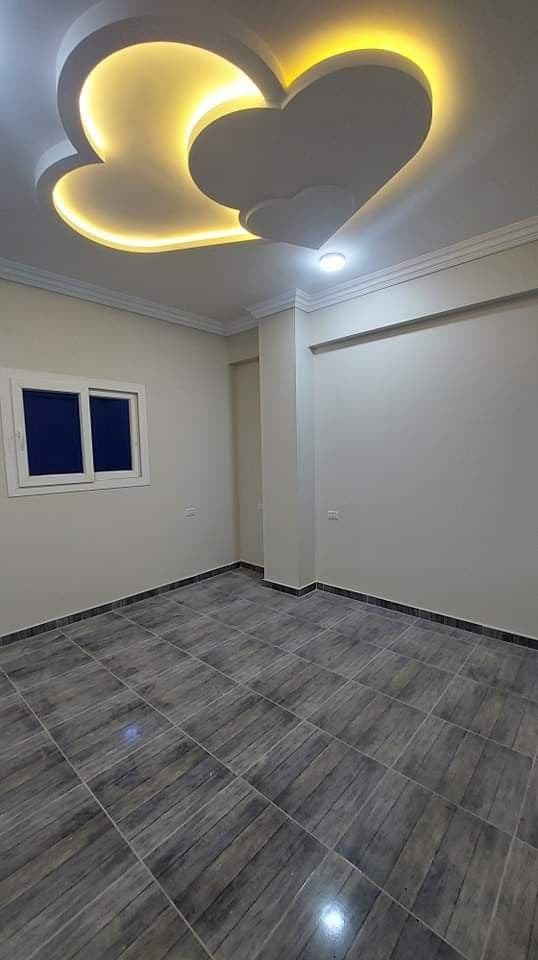 Boş odada kalp şekilli gizli ışıklı tavan uygulaması