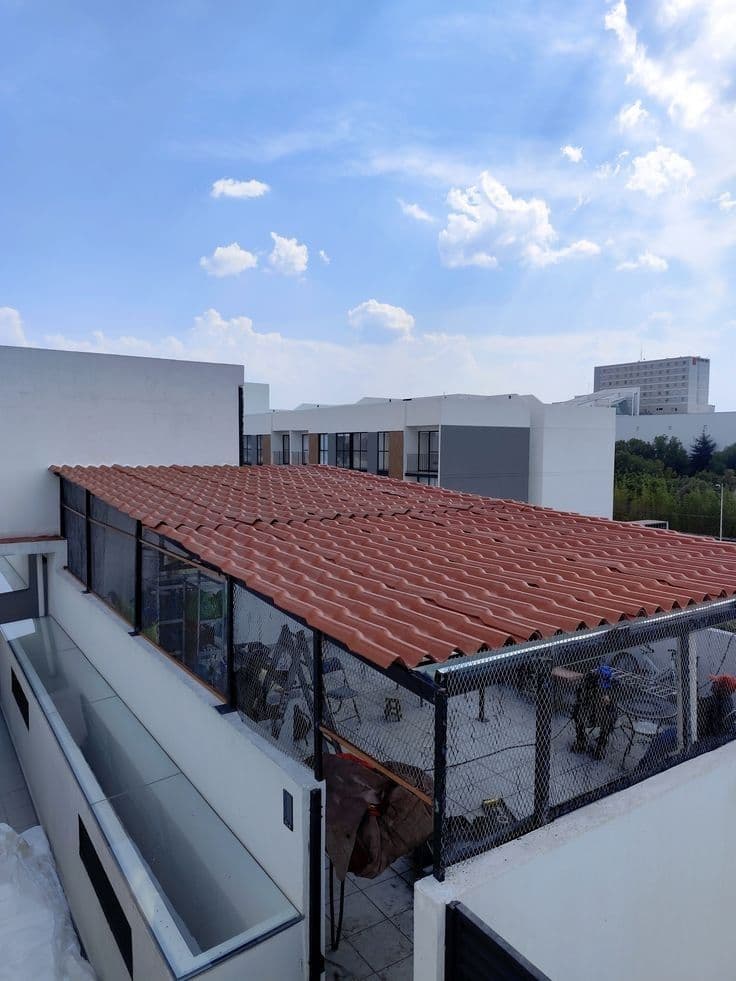 Çatıda kiremit kaplı çelik sundurma
