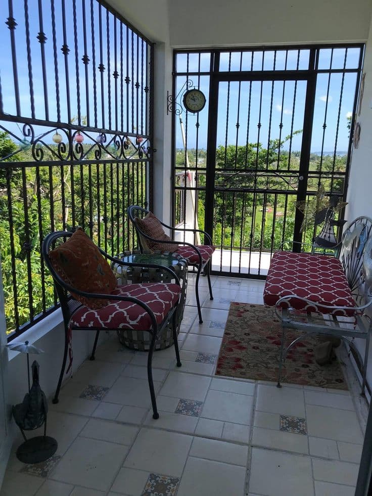 Ferforje korkuluklarla kapatılmış balkon