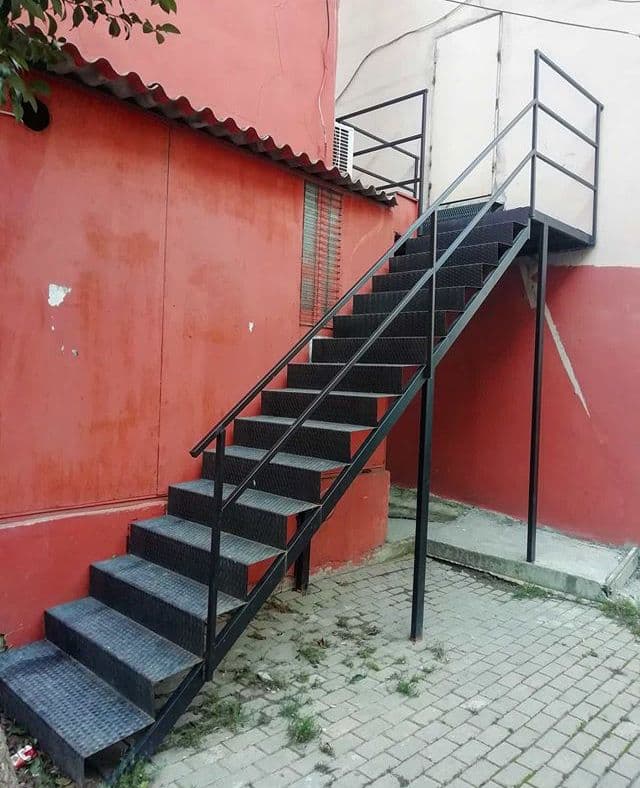 Dış cephede çelik basamaklı merdiven