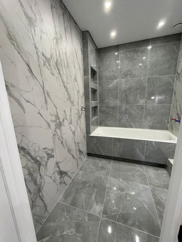Büyük ebat mermer desenli seramik kaplı, küvetli banyo
