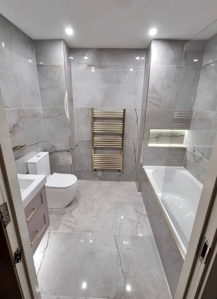 Büyük ebat seramik kaplı, havlupanlı modern banyo