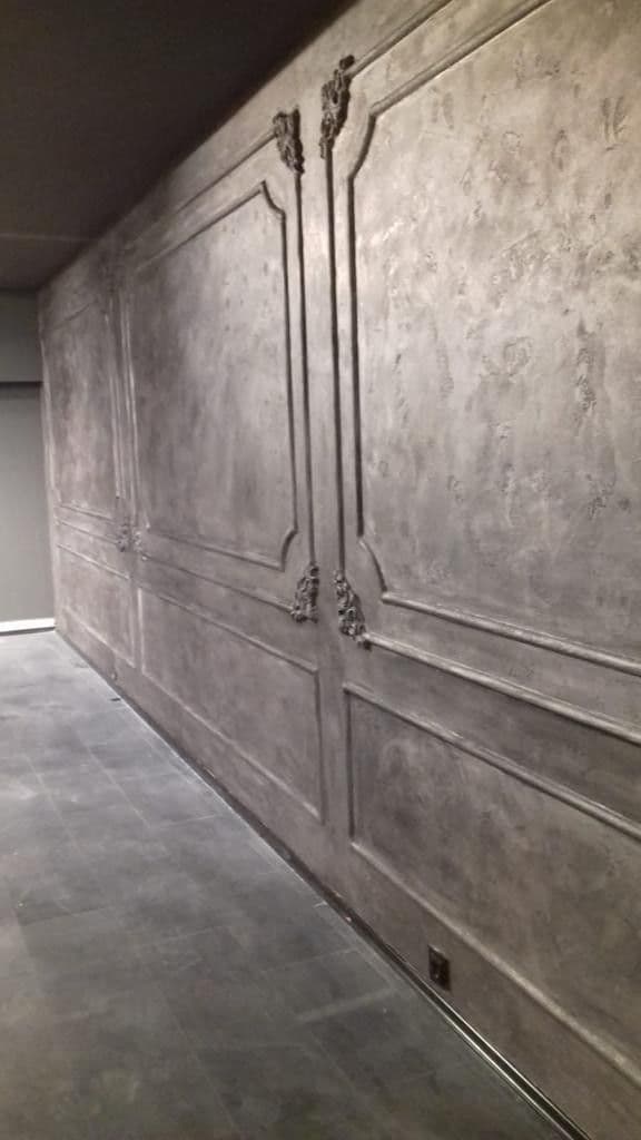 Çıtalı panellerle desteklenmiş efekt boyalı duvar