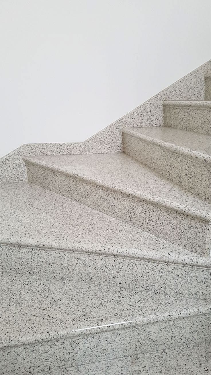 Granit kaplı iç merdiven basamakları