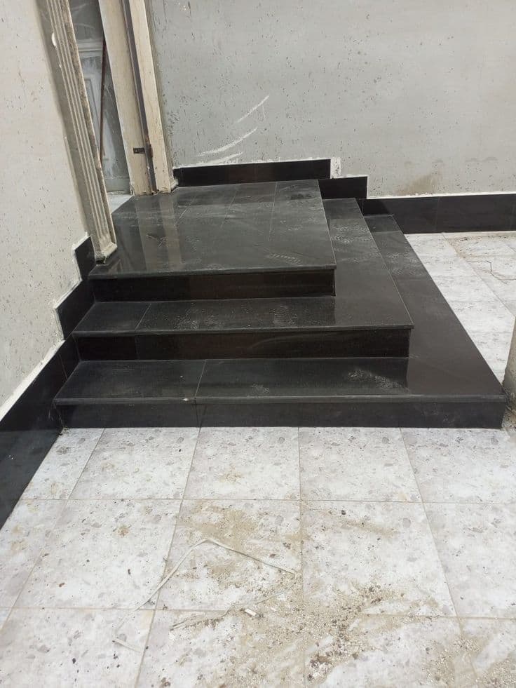 Siyah granit kaplı dış giriş basamakları