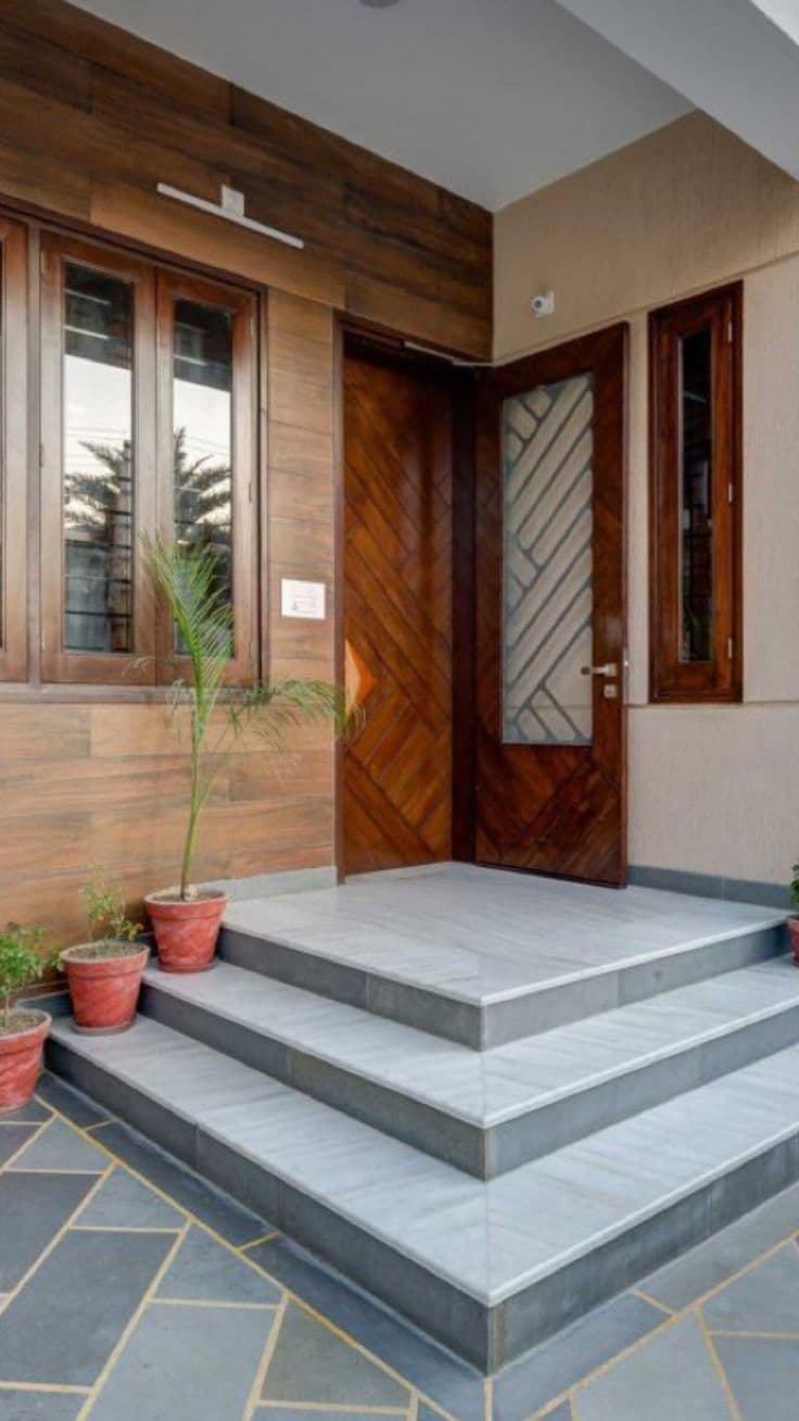 Gri taş kaplı ev giriş basamakları