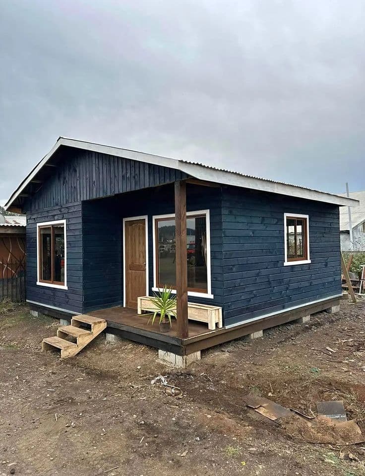Lacivert ahşap kaplamalı küçük prefabrik ev